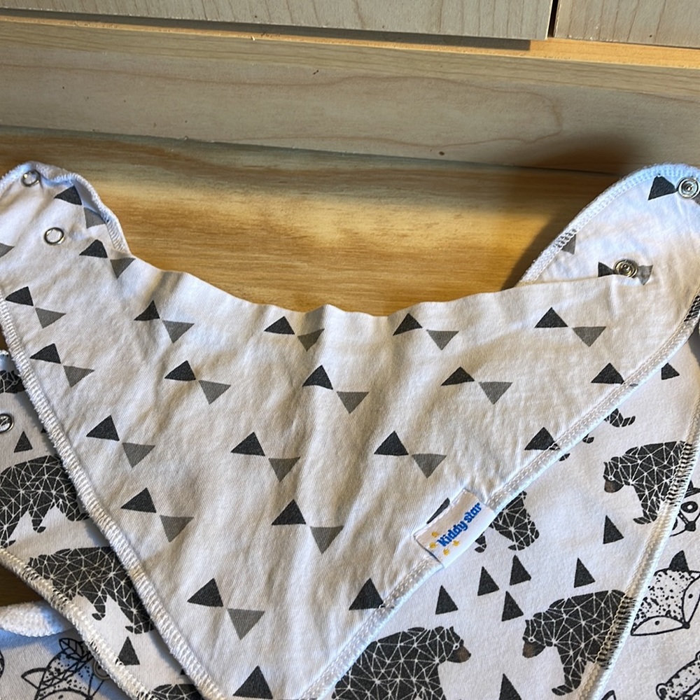 Set of 3 bibs. Gray and white colors. Unisex.